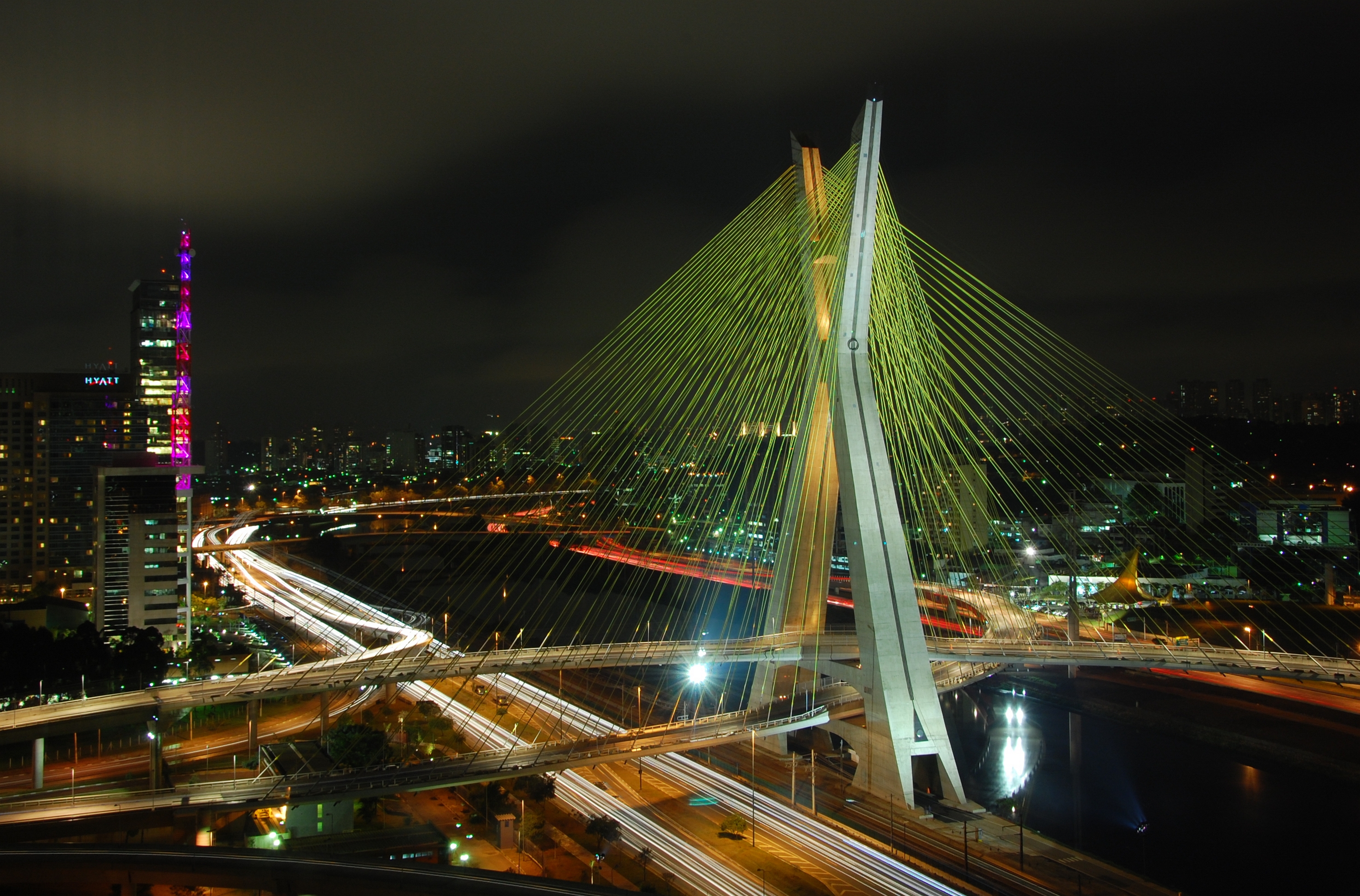 Ponte iluminada em São Paulo