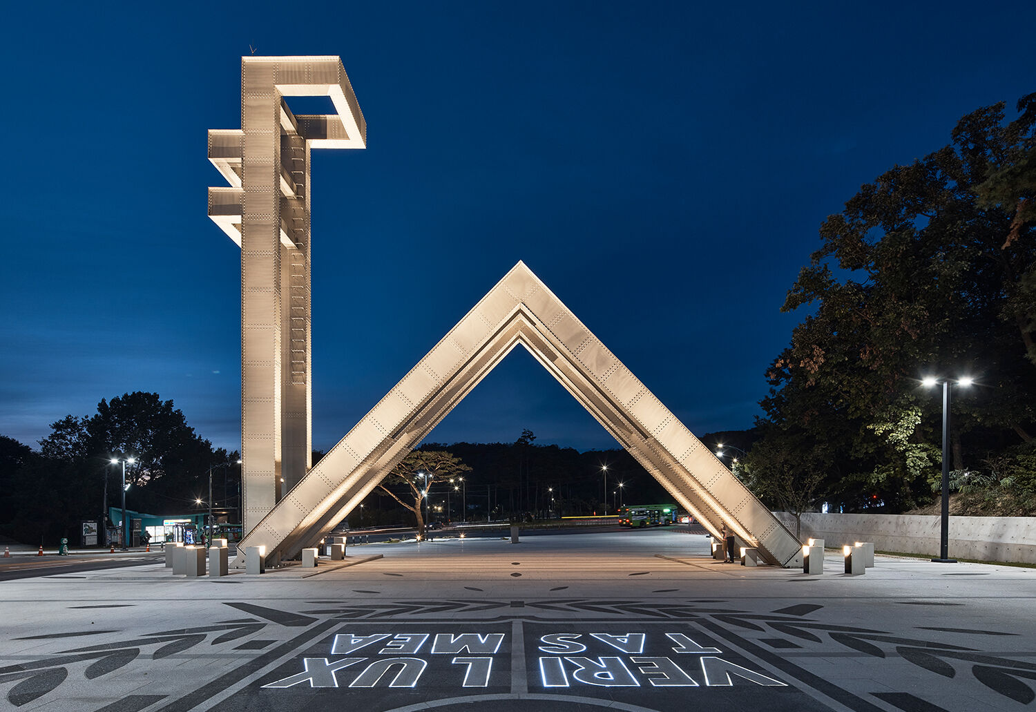 Portal da Seoul National University à noite